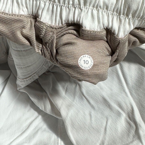 New Size 10 Lululemon Women Hotty Hot Low Rise LR Lined Short 4" White - Picture 10 of 11